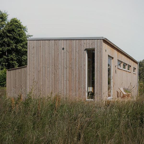 modernt minihus med larktrafasad