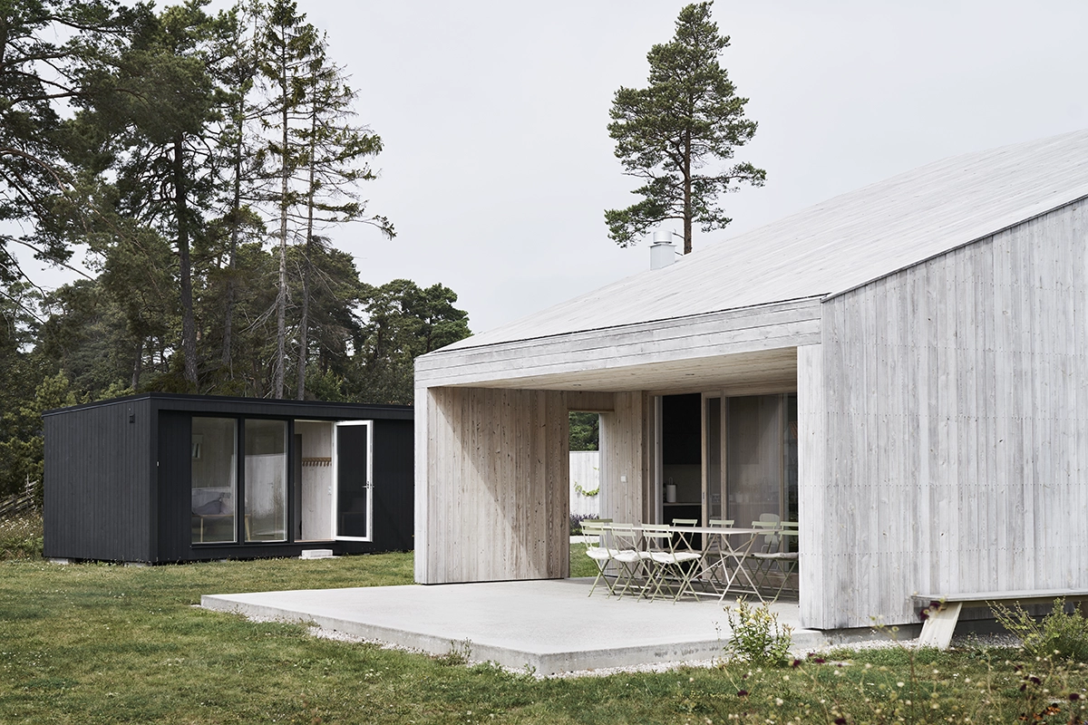 Hytte 25 m2 i en hage. Sort hytte med store vinduer