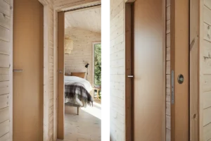 Detaljer på dörrar i ett kompakt boende, dörrarna är klädda i MDF med en massiv kärna