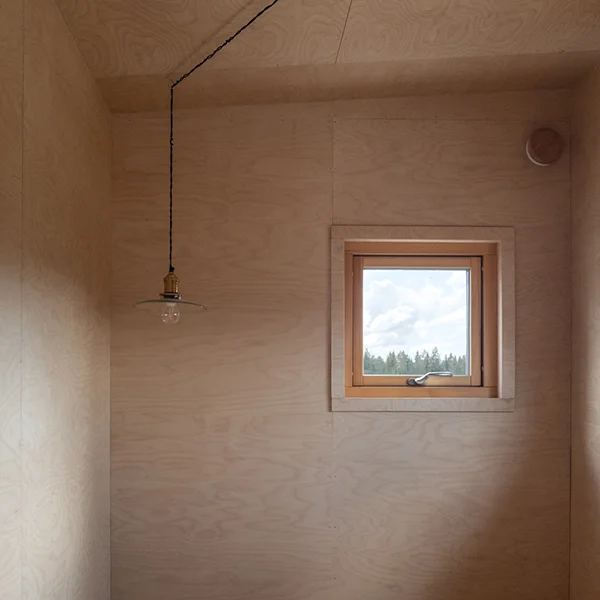 Attefallshus 25 kvm med loft, el och plywoodväggar