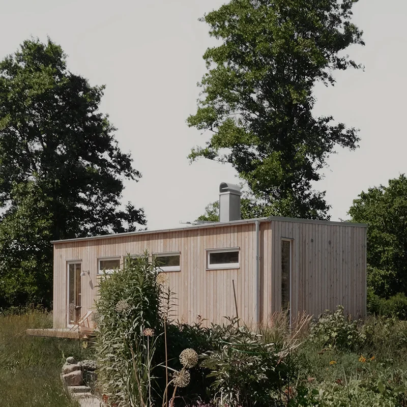 Fritidshus 38 kvm i en lummig trädgård