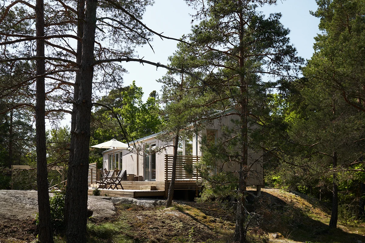 Fritidshus 50 kvm i en trädgård på en klippa