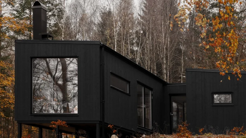 Modul E-länk monterad mellan två svarta fritidshus