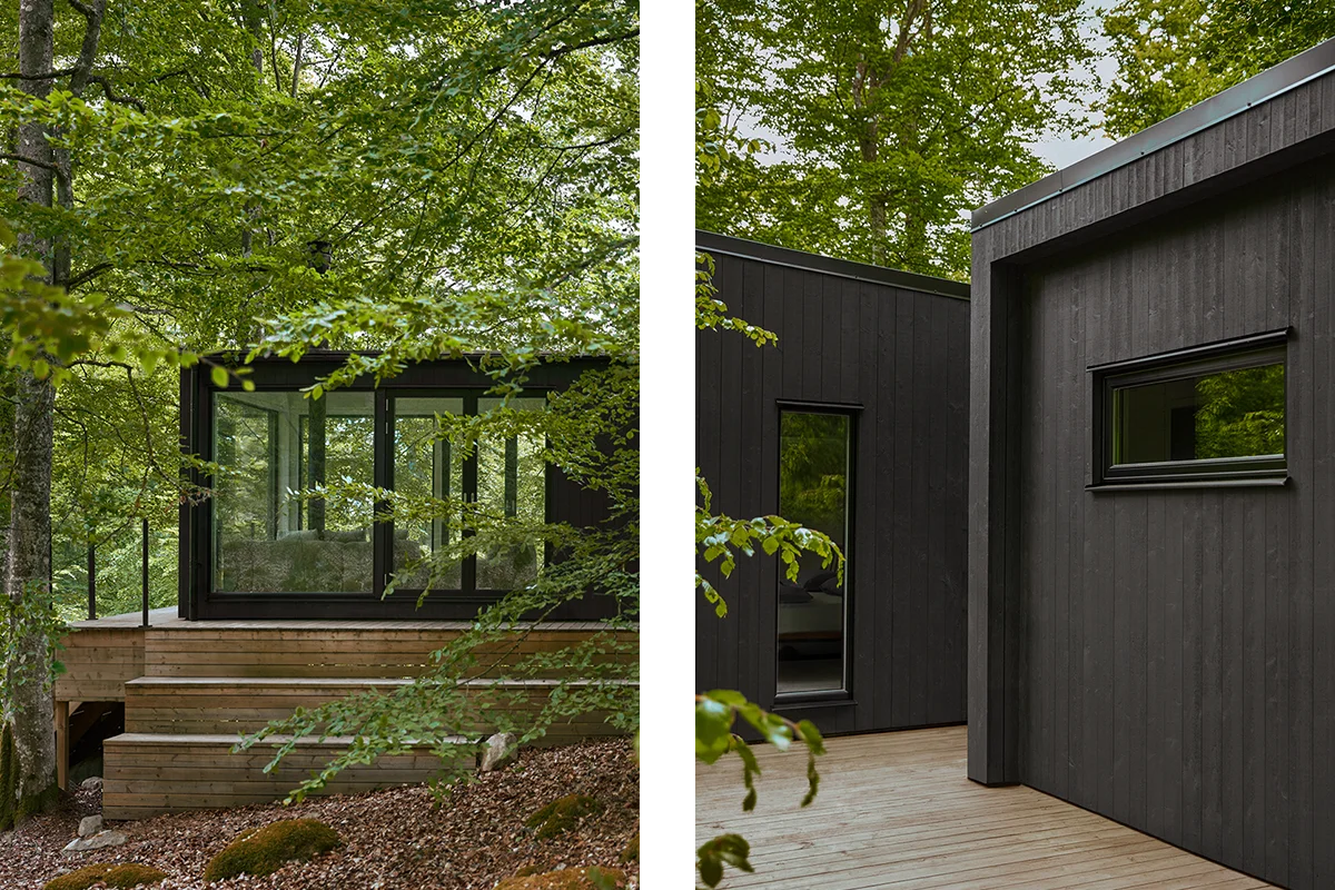 Kollage på ett svart trähus med Svanenmärkta träfönster. Huset står på en träaltan. På bilden till vänster syns en trätrappa upp till huset som har en stor fönstervägg. Huset är omringat av träd med gröna löv. Till höger syns huset ur en annan vinkel där man ser båda husmodulerna, den ena med ett liggande fönster och den andra med ett stående.