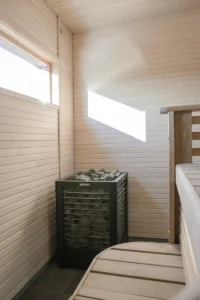 Sittplatser i bastu och bastuaggregat i ett bastuhus