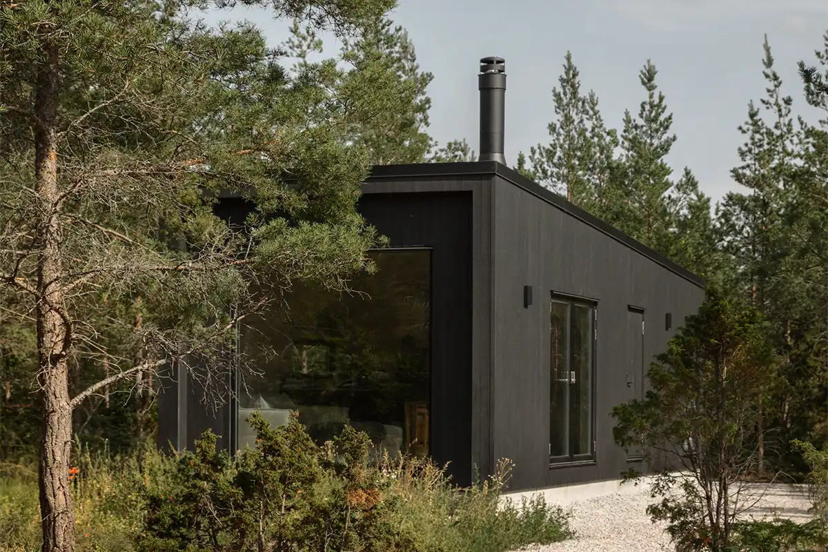 Svart fritidshus 38 kvm med stort panoramafönster på gaveln
