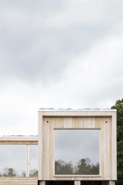 Fritidshus med ljus träpanel och sedumtak