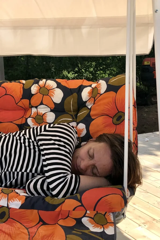 Kvinna vilar i en hammock