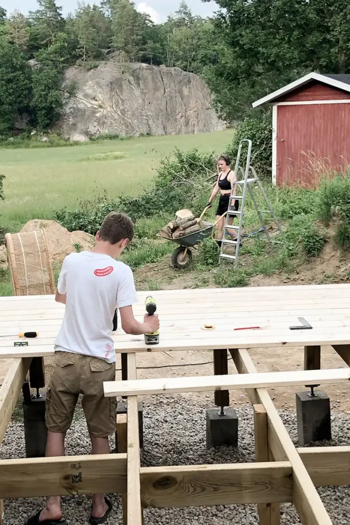 Pojke bygger veranda