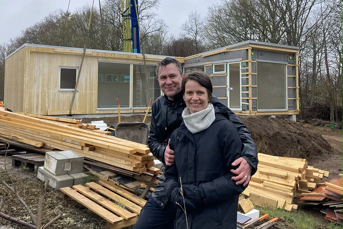 Enkelrumägarna framför sitt hus