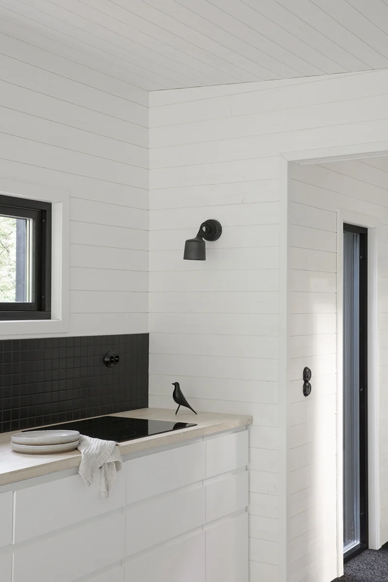 Kök i vitt med svart kakel