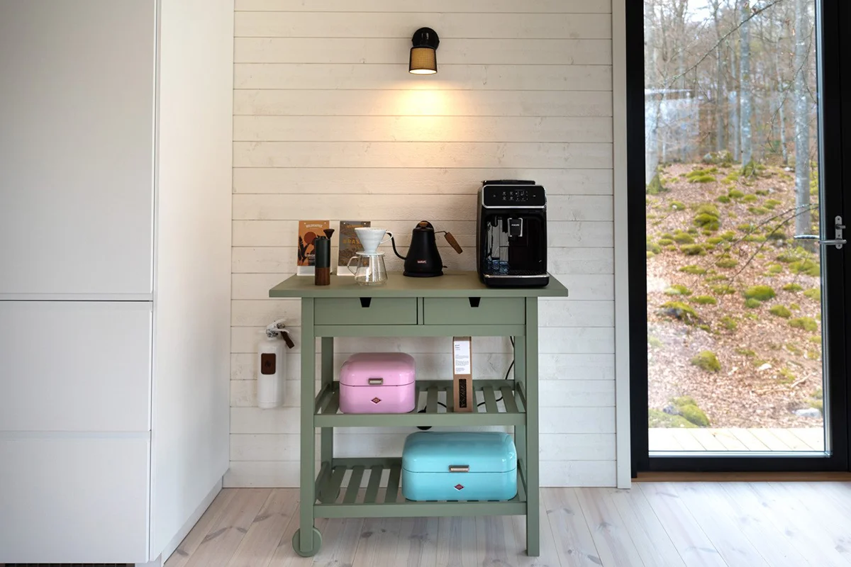 Grön kaffevagn med tillbehör på