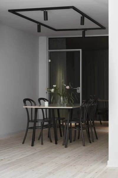 Matplats med bord och stolar i ett ljust rum