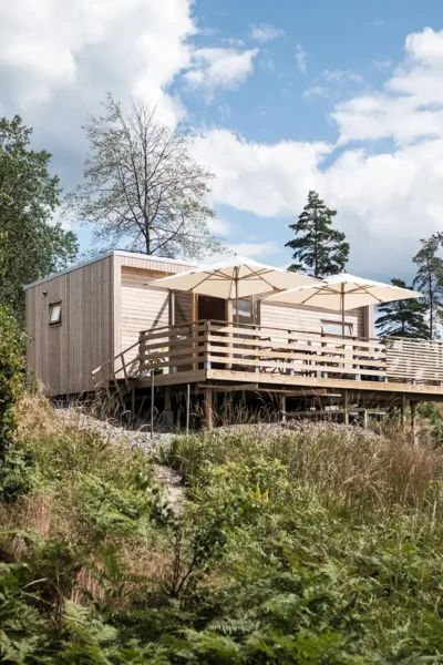 Trähus med altan på en höjd