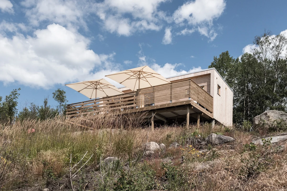 Holiday cabin 34 sqm with wood panel on a hill