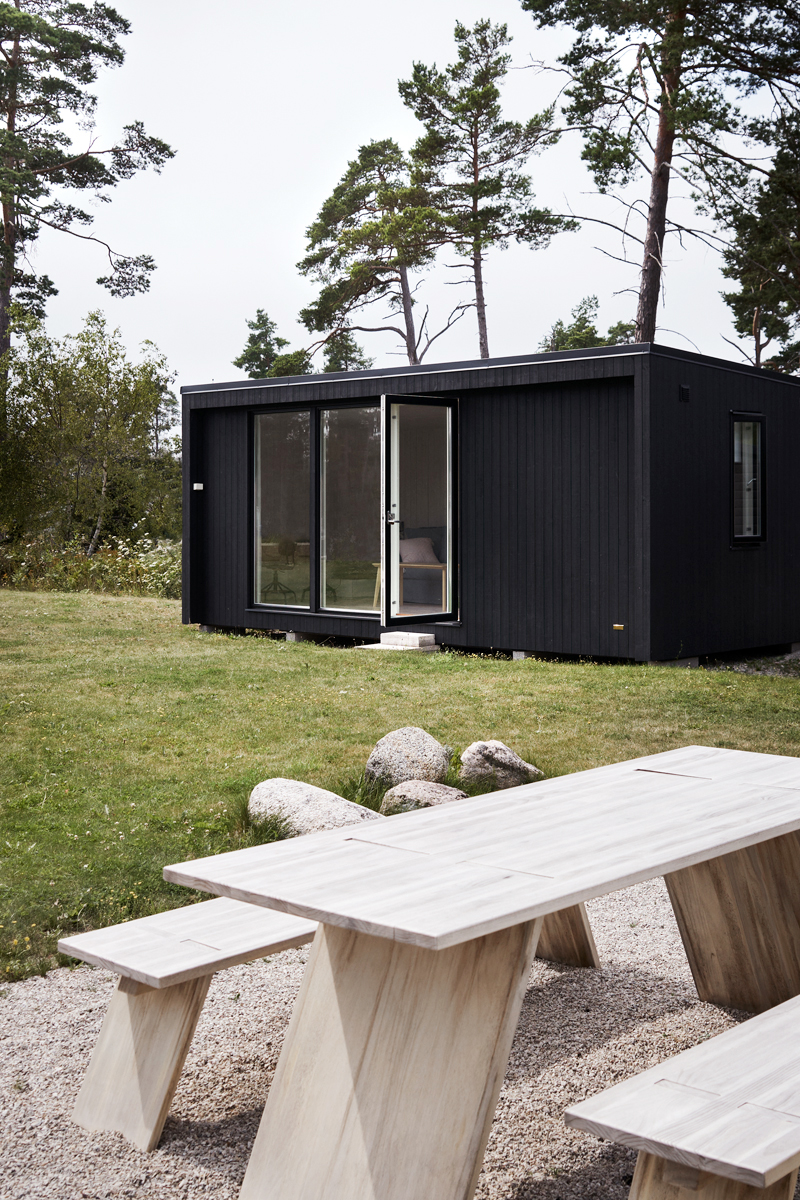 Attefallshus E25 svart pa gotland