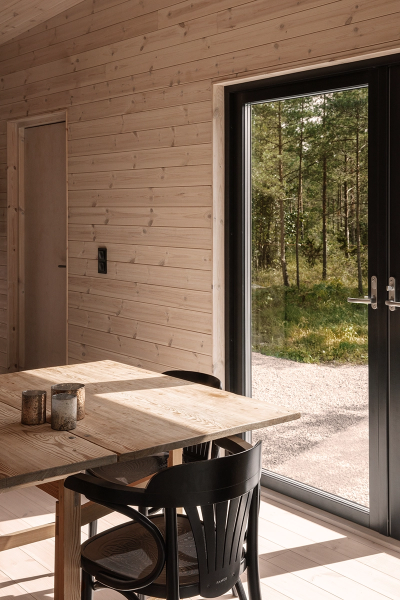 utsikt mot naturen i ett modernt trahus