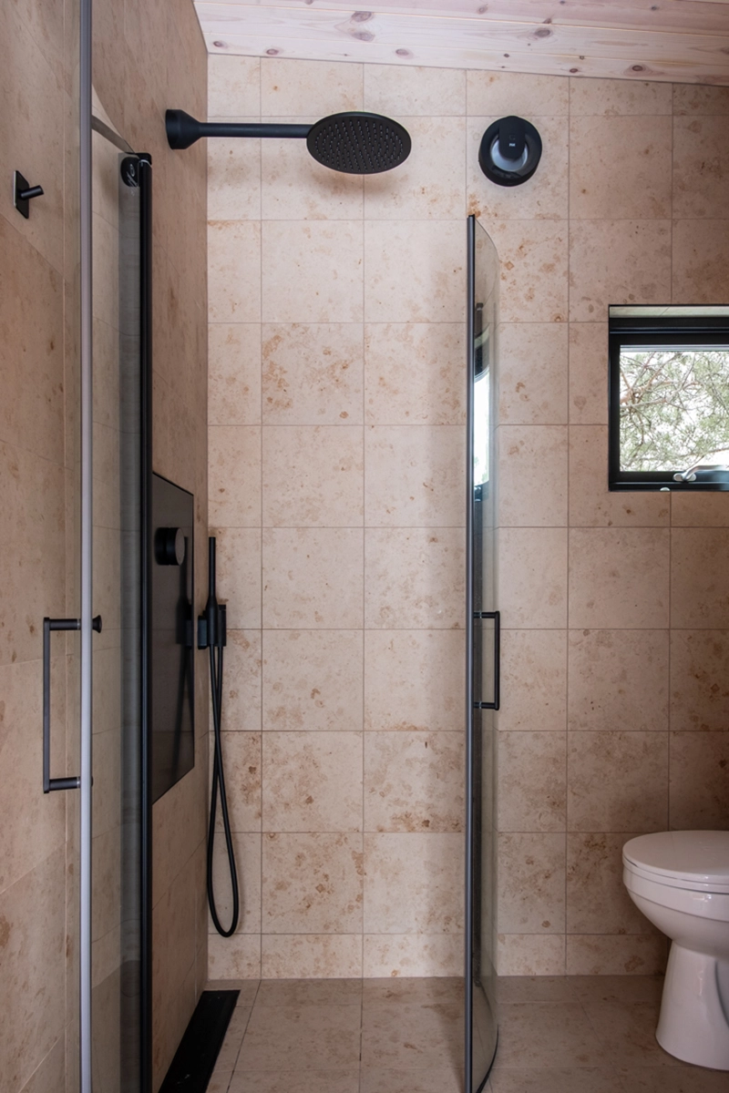 orbital dusch i ett badrum fritidshus pa gotland