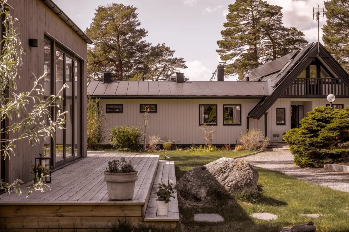 Ljust interiör yogastudio naturmaterial Dalarö