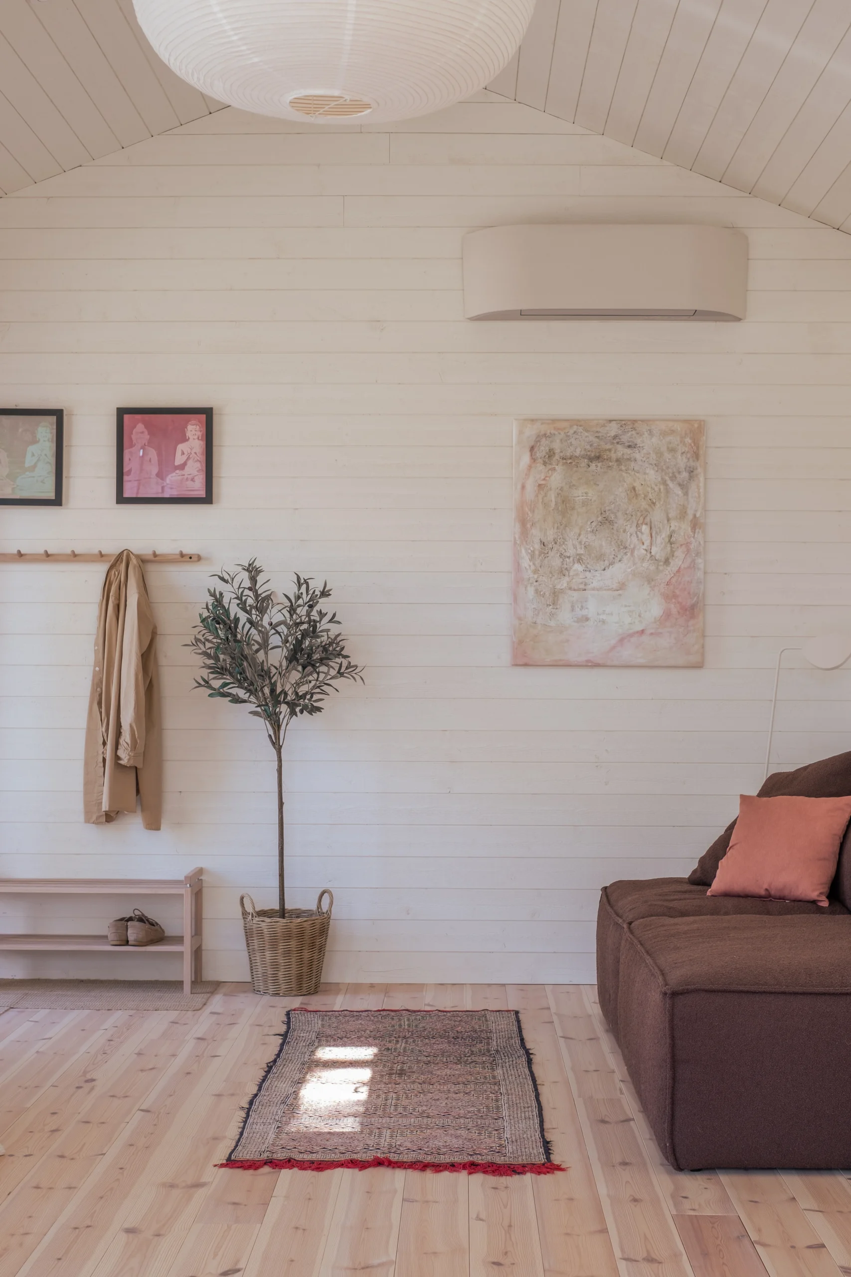 Yogastudio trädgård med silverpäronträd Dalarö