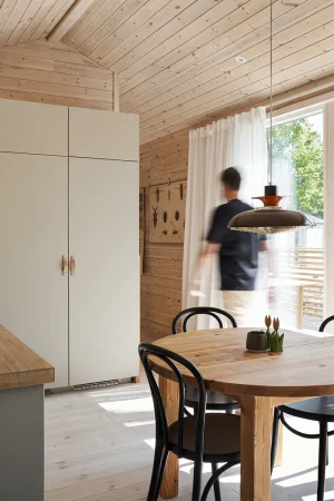 Kompakt boende fritidshus med kök och matplats