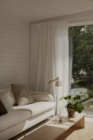Modulhus 70 kvm vardagsrum med soffa och soffbord